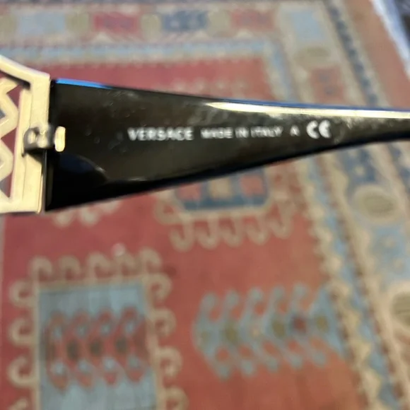Versace sunglasses from the 2000’s. - Picture 2 of 5